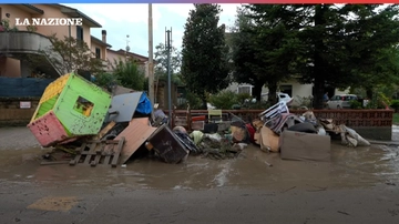 Inferno di acqua e fango, immagini devastanti alle Badie: cumuli di rifiuti per le strade, ora la conta dei danni