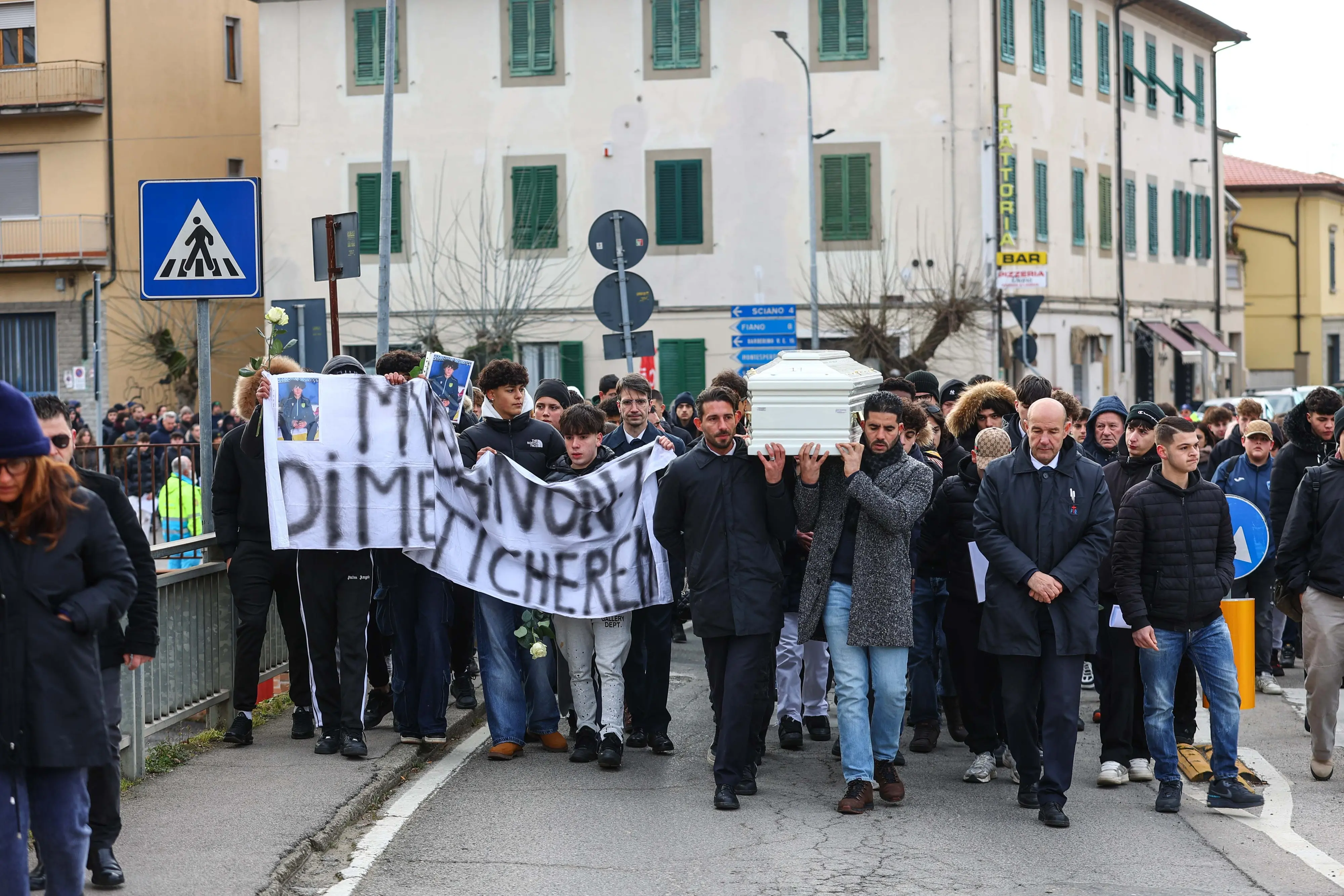 Rissa al funerale di Maati, dura replica del sindaco di Certaldo: “Il lutto merita rispetto”