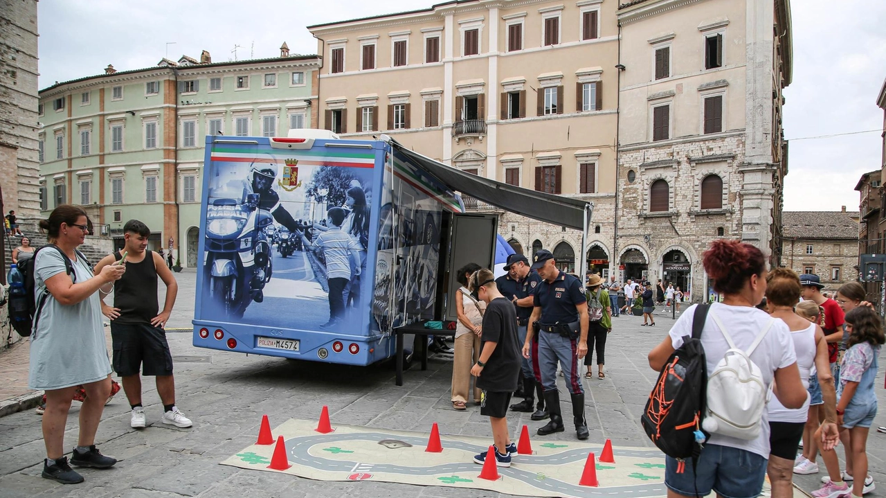 Campagna informativa della Polizia di Stato, tappa in piazza IV novembre. In fila per provare il simulatore d’ebbrezza. E foto alla Lamborghini Urus.