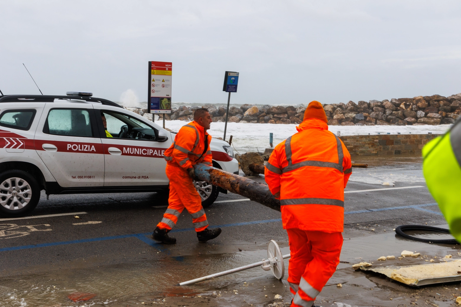 Mareggiata a Marina di Pisa, strade chiuse e allagamenti per mareggiate e onde alte 5 metri, e 90km/h