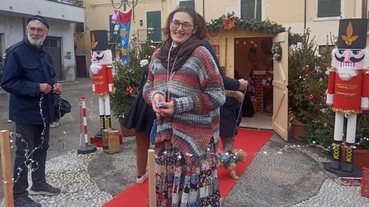 La Befana in visita ad Avenza per portare dolciumi ai bambini