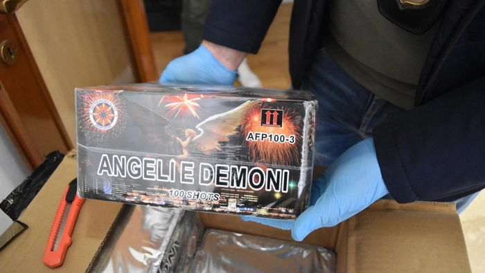 L'uomo teneva 2,3 tonnellate di petardi e fuochi d'artificio in casa e nel garage di un condominio