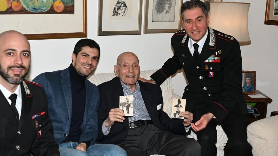 Aldo Agostini viene festeggiato per i suoi 101 anni nella sua abitazione di Empoli