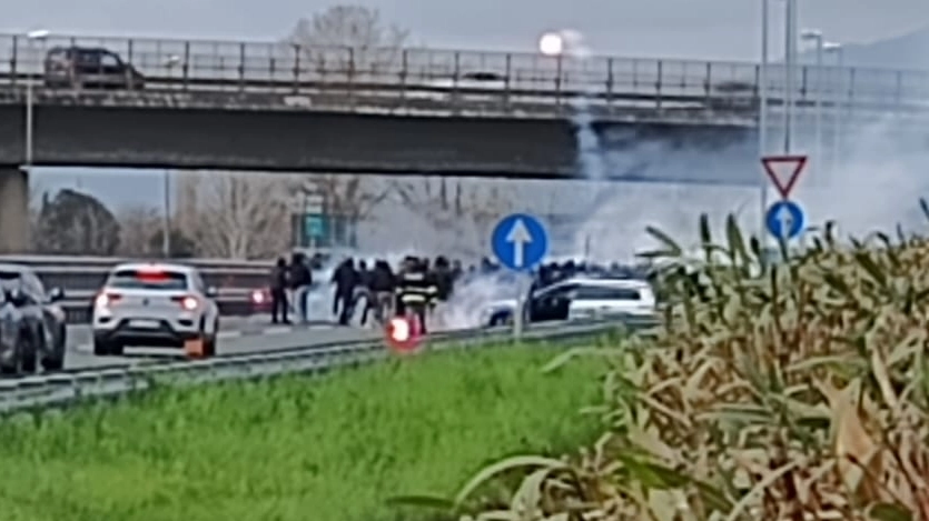 Maxi scontri fra tifosi di Lucchese e Perugia in autostrada, paura tra la gente