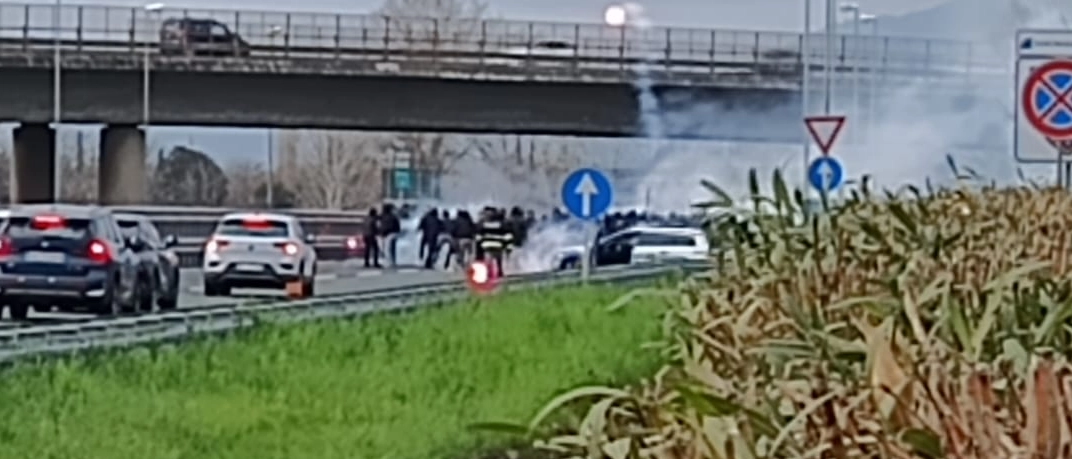 Scontri fra tifosi di Lucchese e Perugia all’autogrill, paura tra la gente