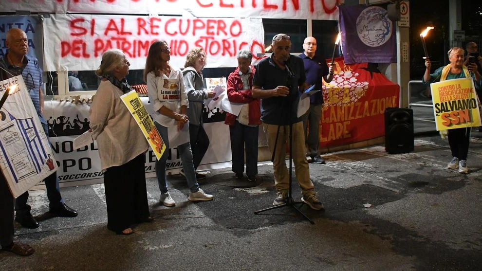 La manifestazione di ieri sera davanti al Monoblocco: i comitati in difesa della sanità chiedono che all’ospedale cittadino non venga utilizzato altro cemento per nuove costruzioni. Circa duecento i manifestanti hanno sfilato verso il nosocomio cittadino (Foto servizio Letizia Delia)