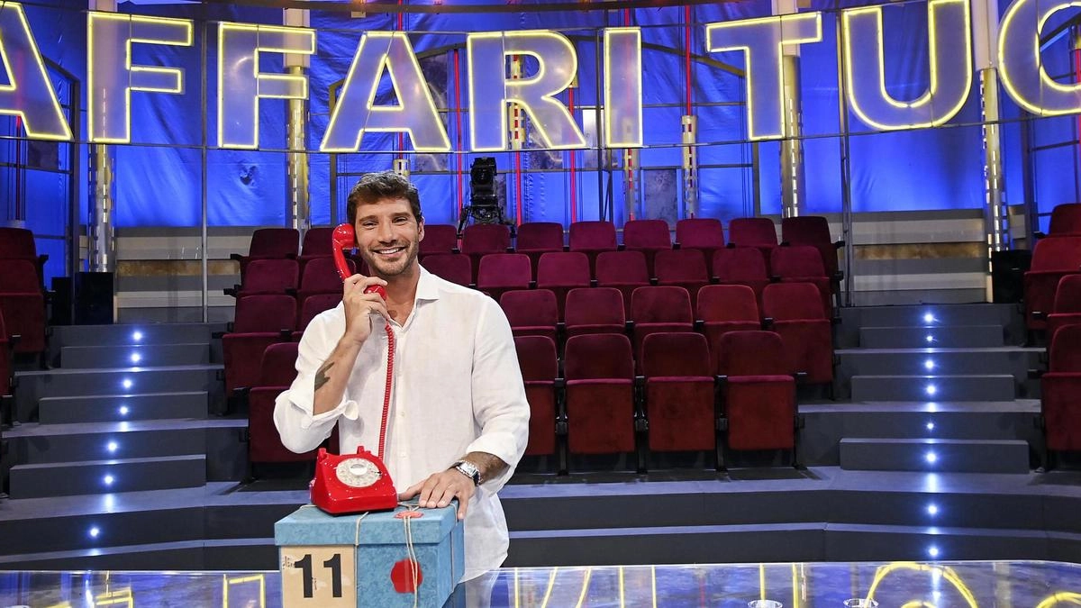 Stefano De Martino durante la. trasmissione televisiva Affari Tuoi