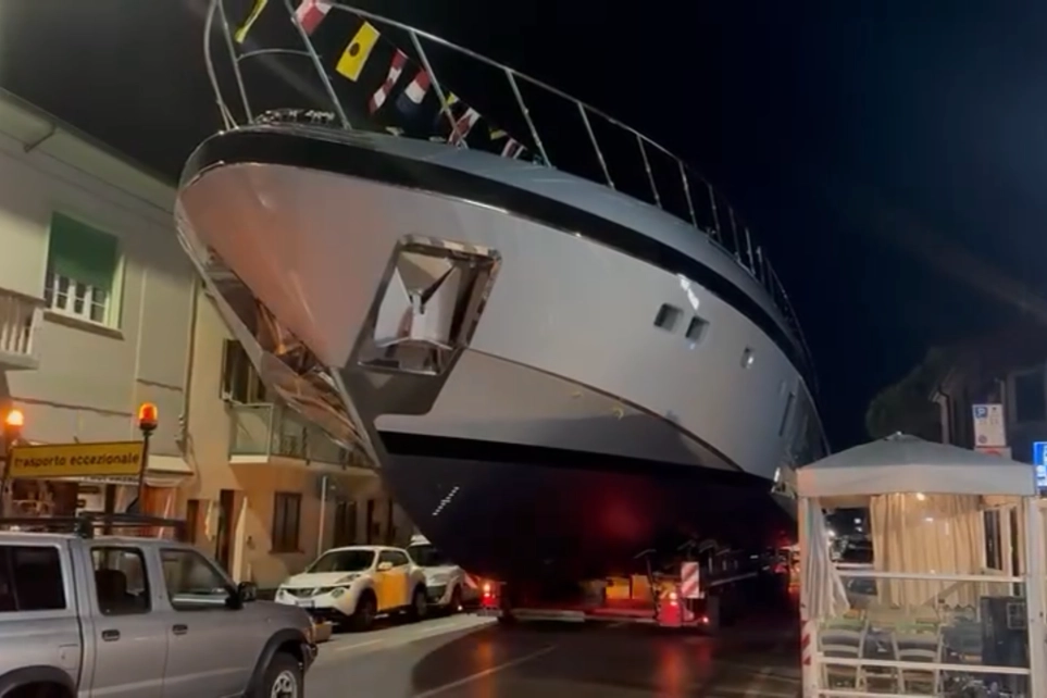 Lo yacht durante il transito in via Coppino a Viareggio