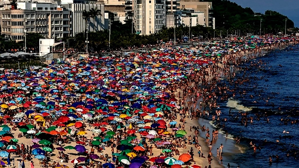 Spiaggia brasiliana affollata per il caldo record (foto Ansa) 