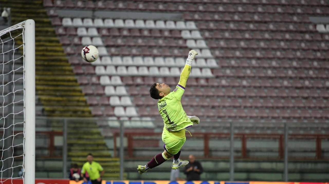 Il portiere biancorosso Luca Gemello