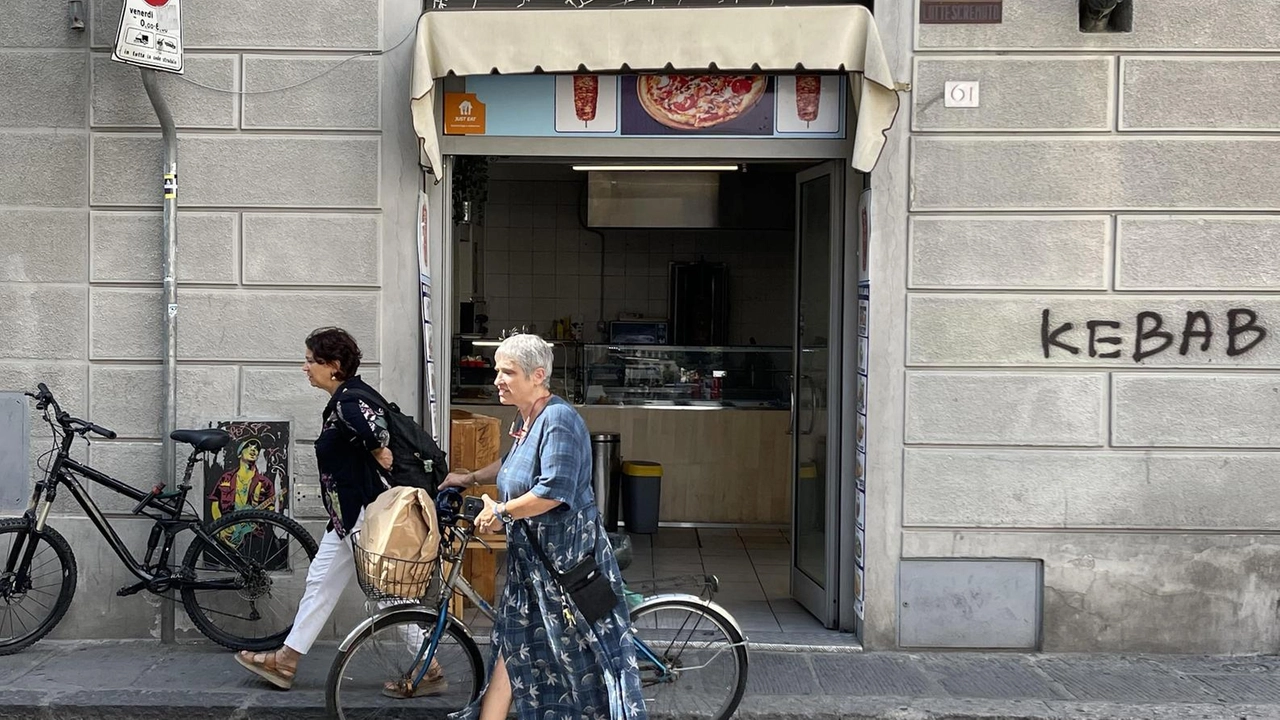 Il turismo sta fagocitando le attività storiche i cui fondi vengono trasformati in ristoranti. L’assessore Vicini: "Estenderemo le limitazioni anche oltre l’area Unesco. Impegno massimo".