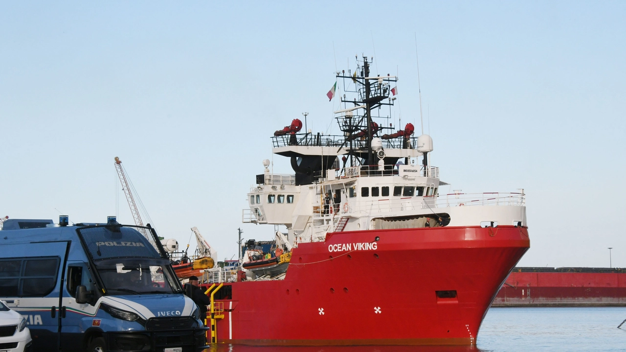 L'arrivo della nave Ocean Viking a Carrara in uno dei precedenti sbarchi a Marina di Carrara (Delia)