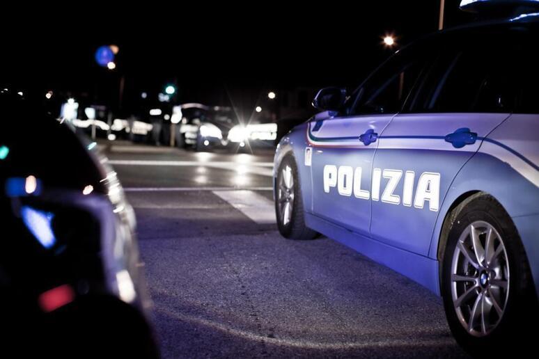 In bici scappa dalla polizia a tutta velocità e si schianta contro un palo: 17enne in prognosi riservata