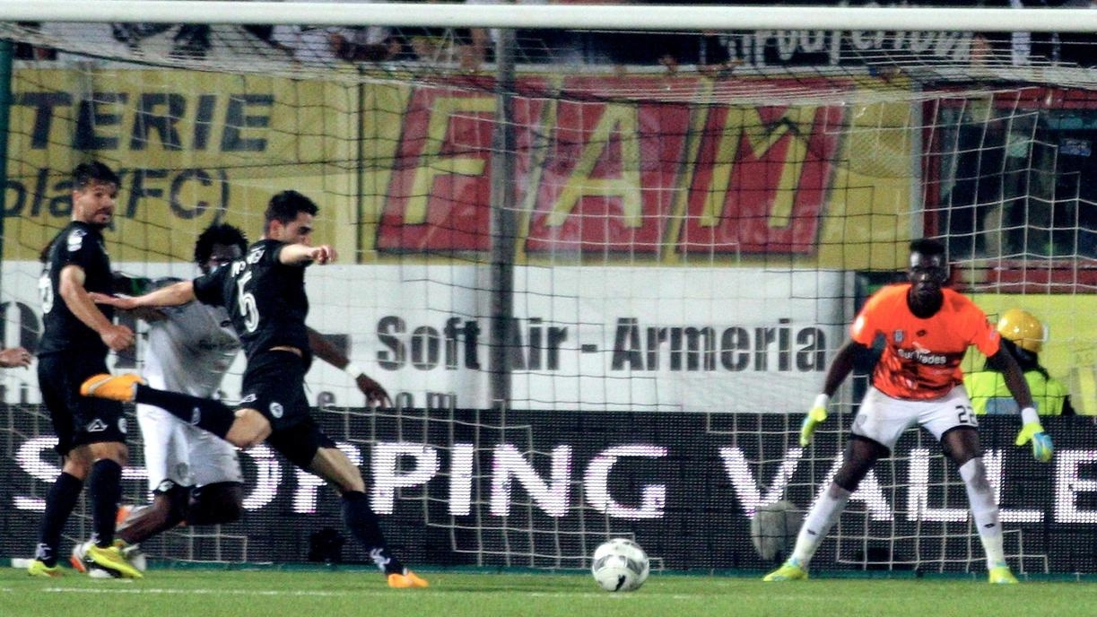 Il gol di Postigo che regalò allo Spezia la vittoria a Cesena nella sfida playoff di serie B nel campionato 2015-2016