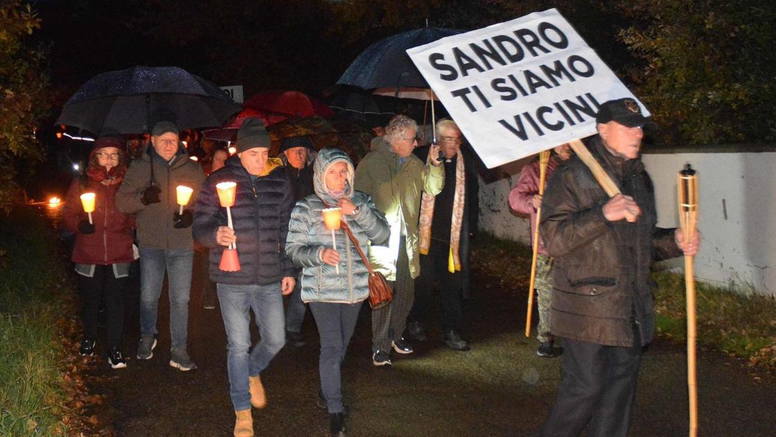 "Sandro siamo con te". Fiaccolata e messa con cento persone in difesa di Mugnai