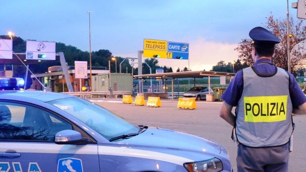 Una pattuglia della polizia in autostrada. La coppia con in auto i 12 kg di marijuana è stata fermata sull'A1