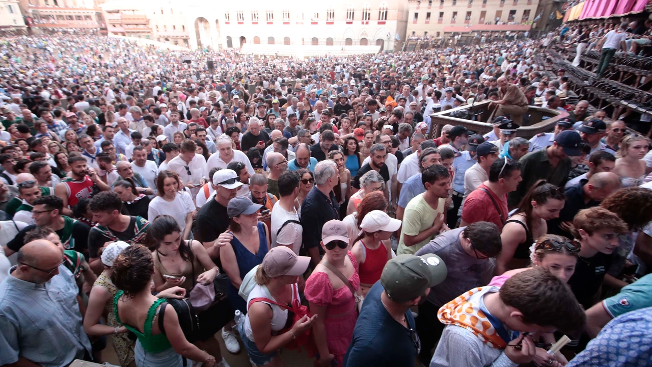 Palio di Siena rinviato per pioggia, la folla esce da piazza del Campo (Foto Lazzeroni)