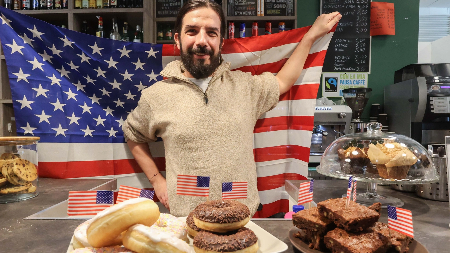 Posti in piedi per seguire in diretta i risultati del voto americano. Dalle 7 di mattina, molti ragazzi e appassionati di politica. “Adesso per l’Europa cambierà tutto”. Colazione americana e bandiere a stelle e strisce con tanto di collegamenti in diretta con gli Usa