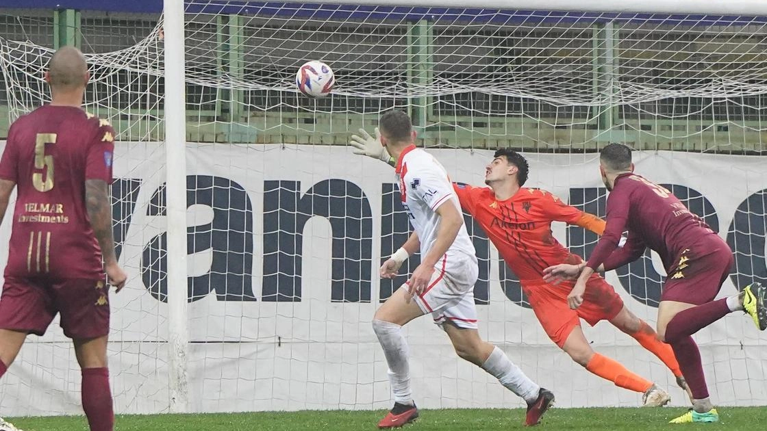 Il gol del raddoppio pistoiese di Pinzauti. Agli amaranto non basterà quello di Motti