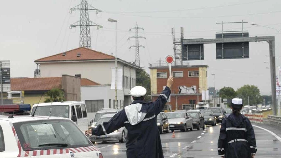 Il sottopasso di Pratilia chiuso durante un temporale. E’ uno dei primi sottopassaggi che si allaga appena piove Foto Attalmi