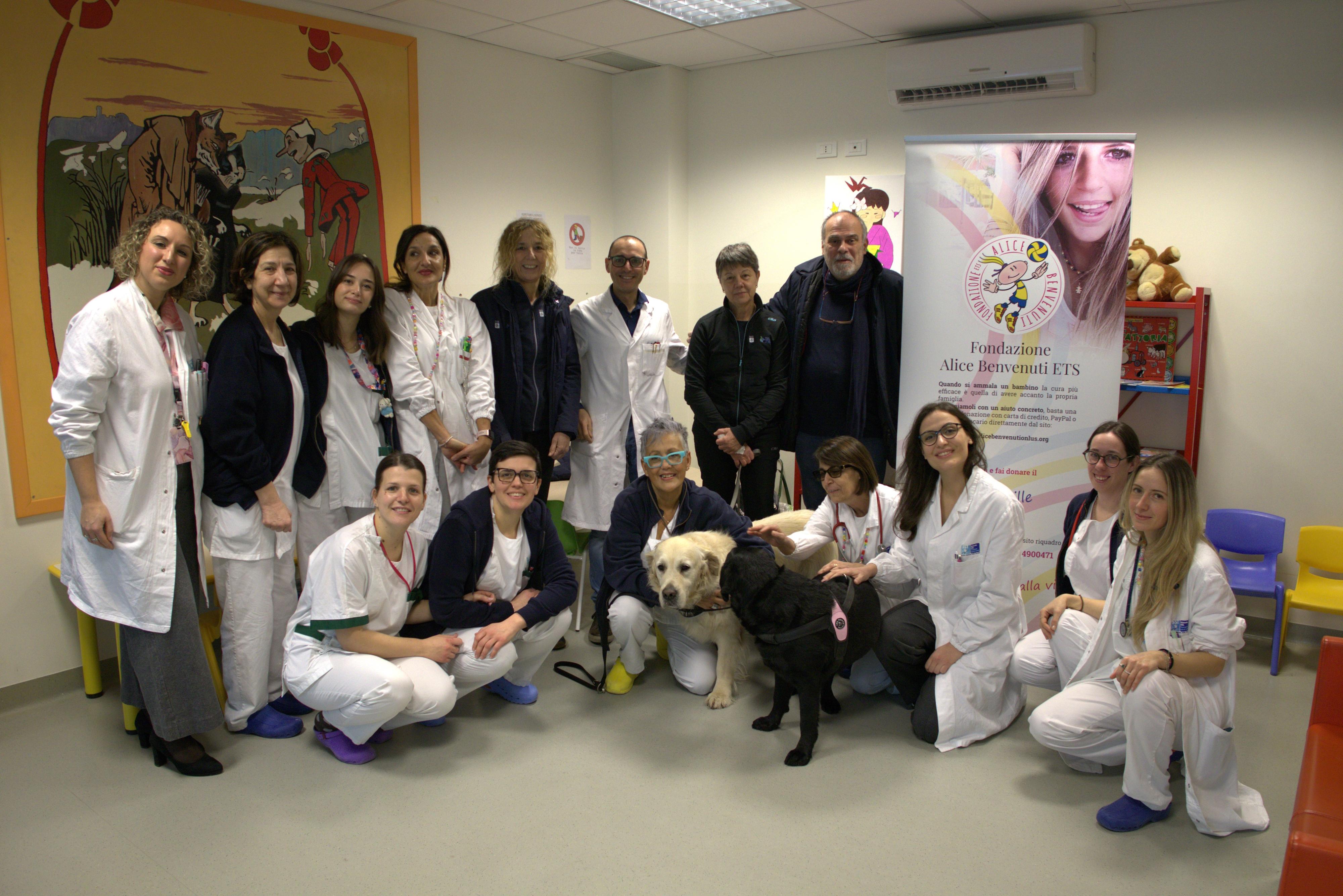 India e Achille, i cani guida in Pediatria al San Luca. L’incontro con i piccoli ricoverati