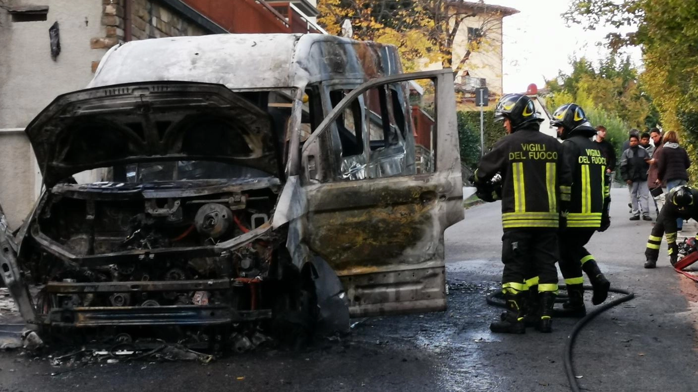 Scuolabus a fuoco: un perito per le indagini. Pignotti: "Capiamo se ci sono rischi sui mezzi"