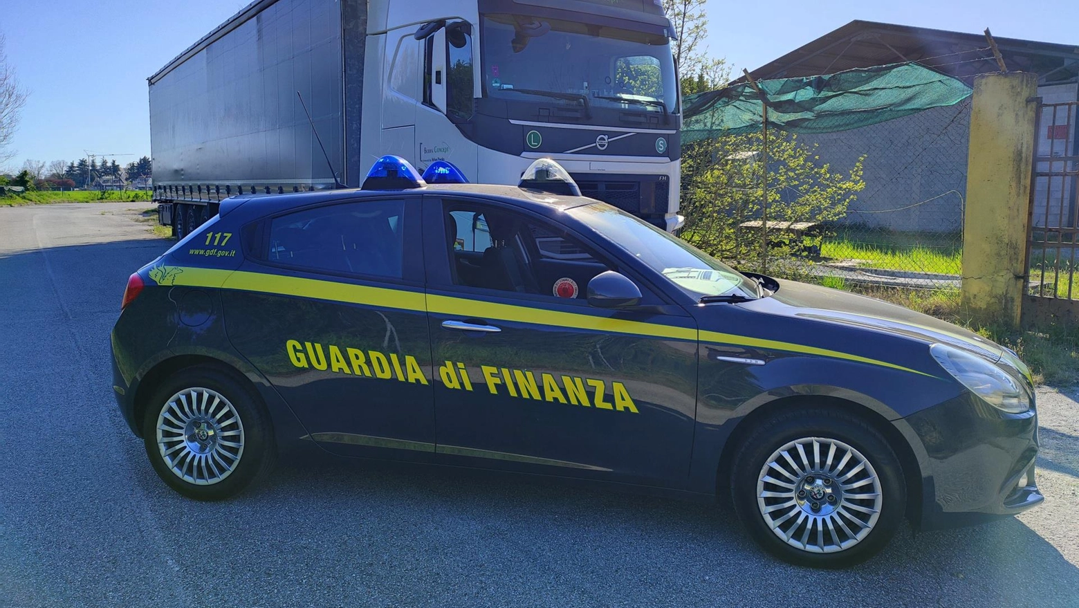 Un'auto appartenente alla guardia di finanza