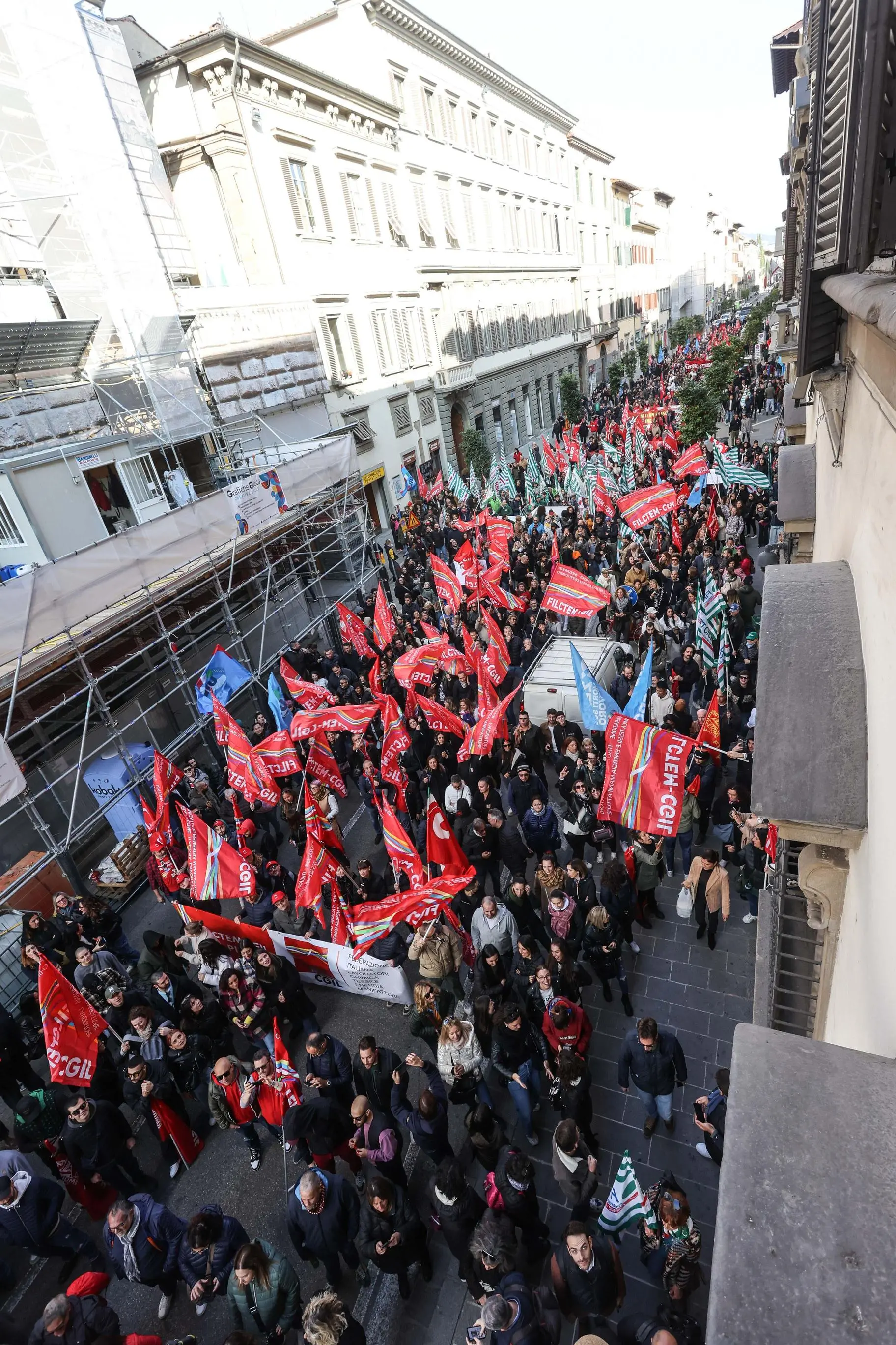 Il lavoro non è fuori moda. In duemila chiedono aiuto: "Ammortizzatori sociali e legalità nel distretto"