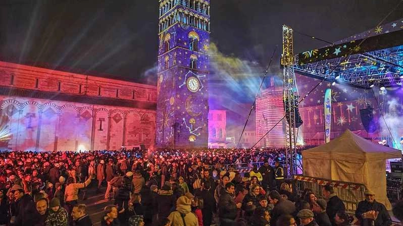 Applausi a scena aperta al Manzoni per il concerto d’addio di Banditaliana. Folla in centro tra musica e balli. A mezzanotte gli auguri del sindaco Tomasi.