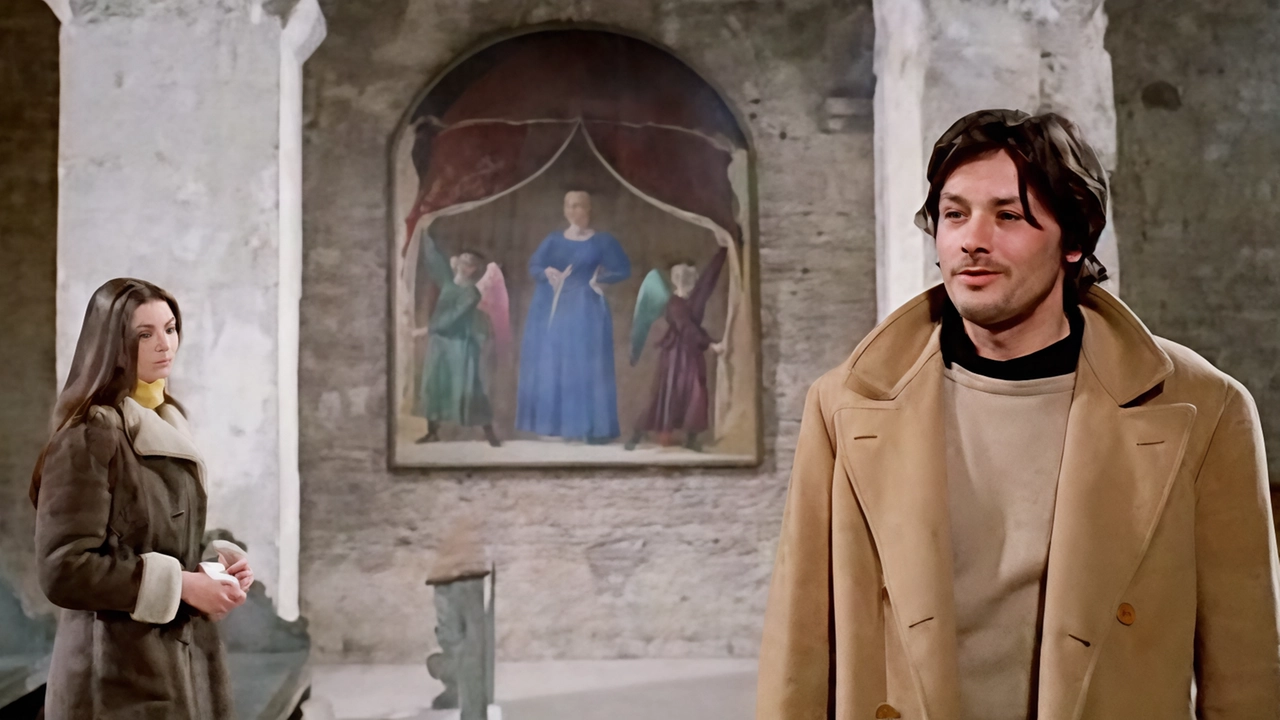 Una scena del film «La prima notte di quiete» con la Madonna del Parto alle spalle di Alain Delon