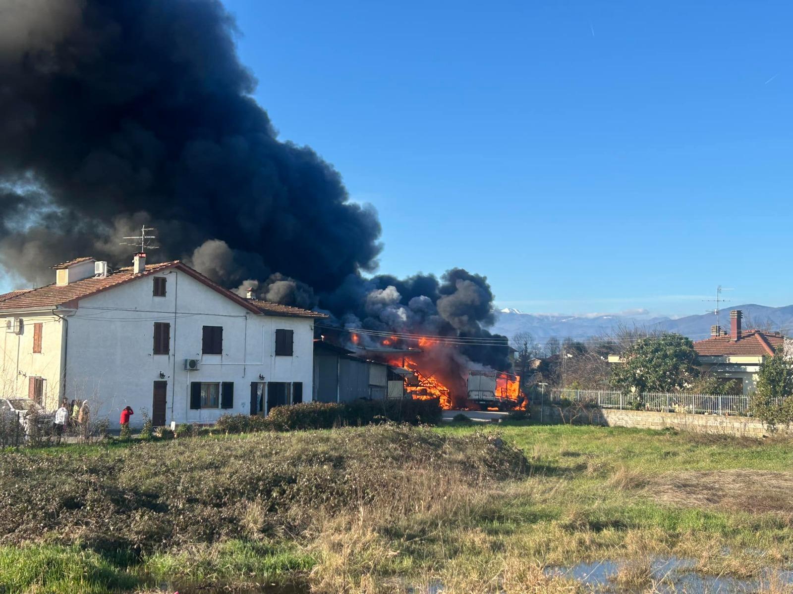 Incendio, bruciano magazzino e camion: nuvola nera su un’intera zona