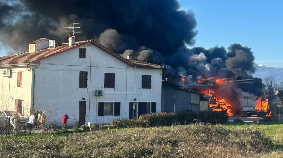 La scena dell'incendio fotografata da un utente Facebook e postata su "Sei di Quarrata se..."