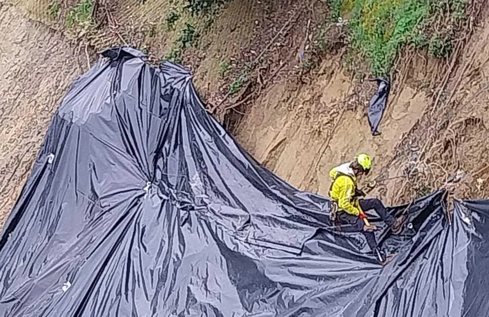 Le protezioni del Cencione. Grandi teli anti-pioggia