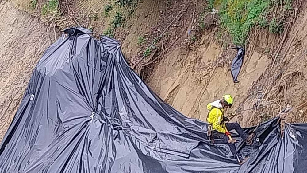 Prima operazione sulla parte di crinale franato a valle in vista dei lavori. L’assessore Greco ieri ha fatto un sopralluogo anche in via Conti.