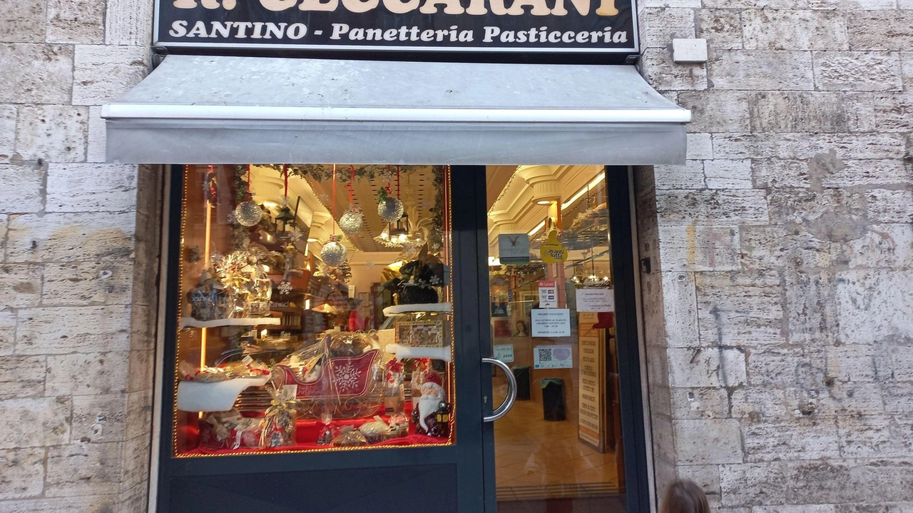 Prosegue il nostro viaggio tra le vetrine natalizie del centro storico. Oggi è il turno del forno-pasticceria ex Ceccarani, ora...