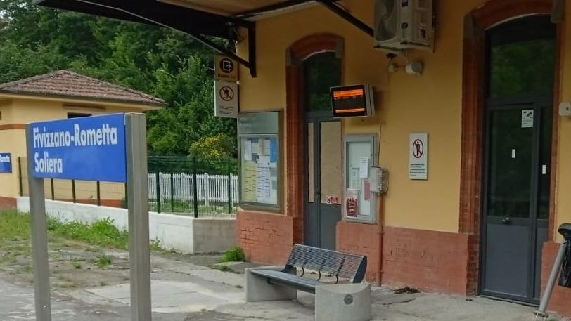 Vandali bivaccano nella stazione. Rifiuti, danni e un cestino divelto