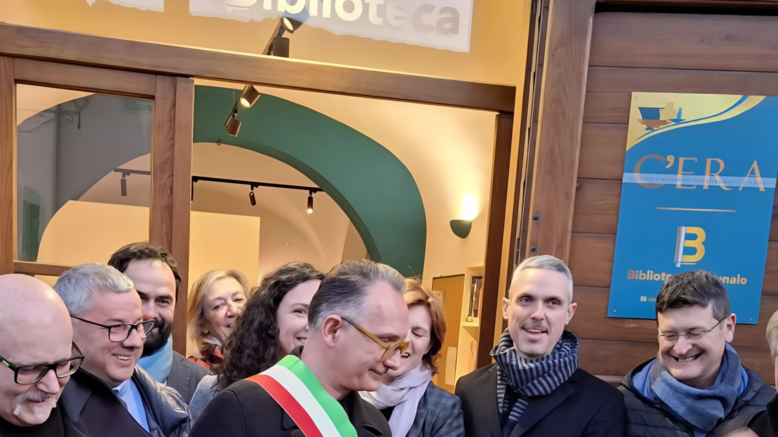 Il momento del taglio del nastro del museo C’era Centro Espositivo