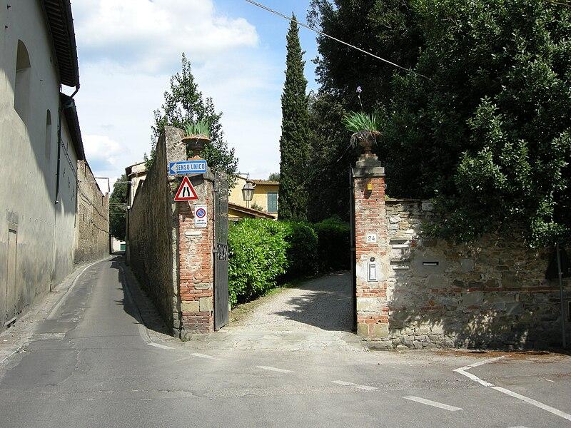 Firenze, scatta la chiusura di via Santa Marta