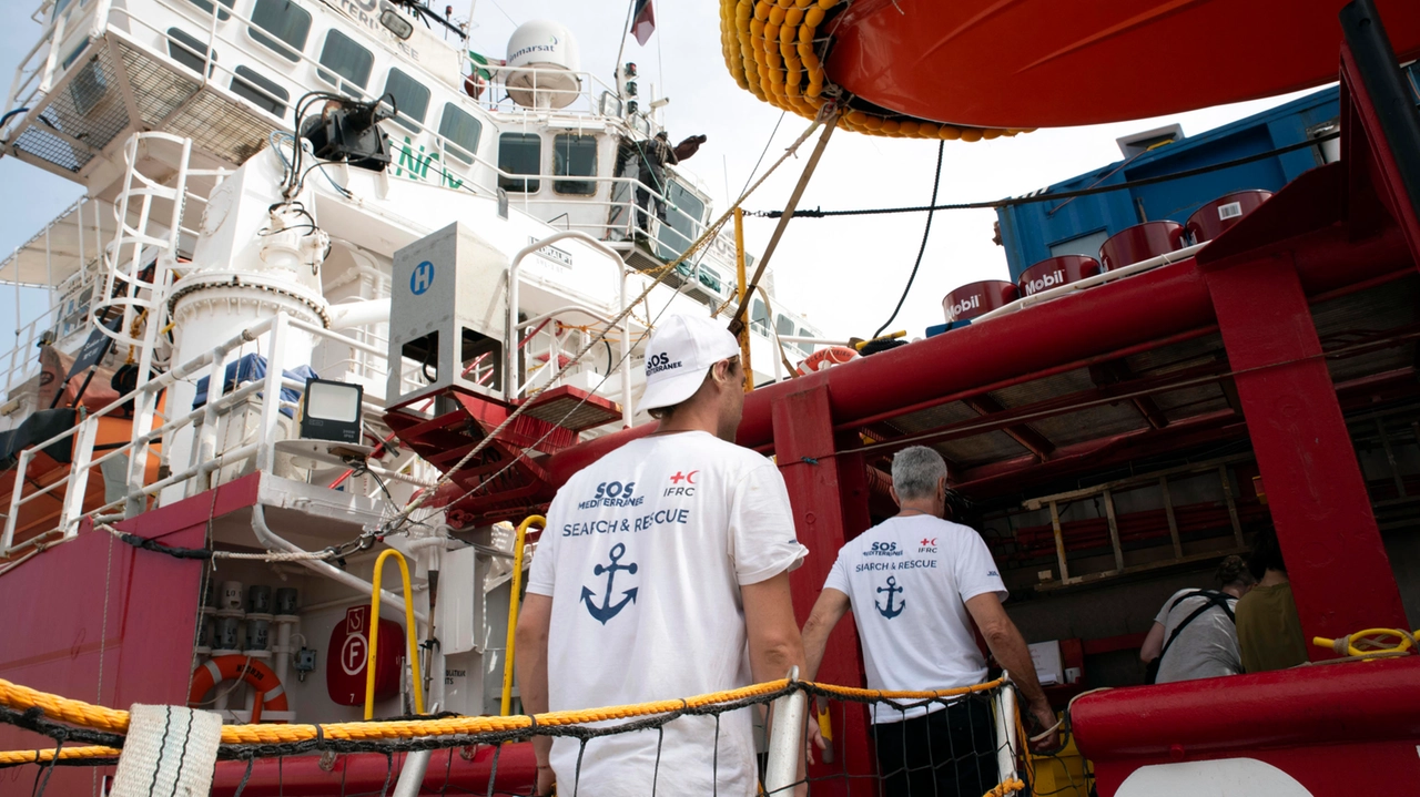 L'arrivo della nave Ocean Viking a Carrara