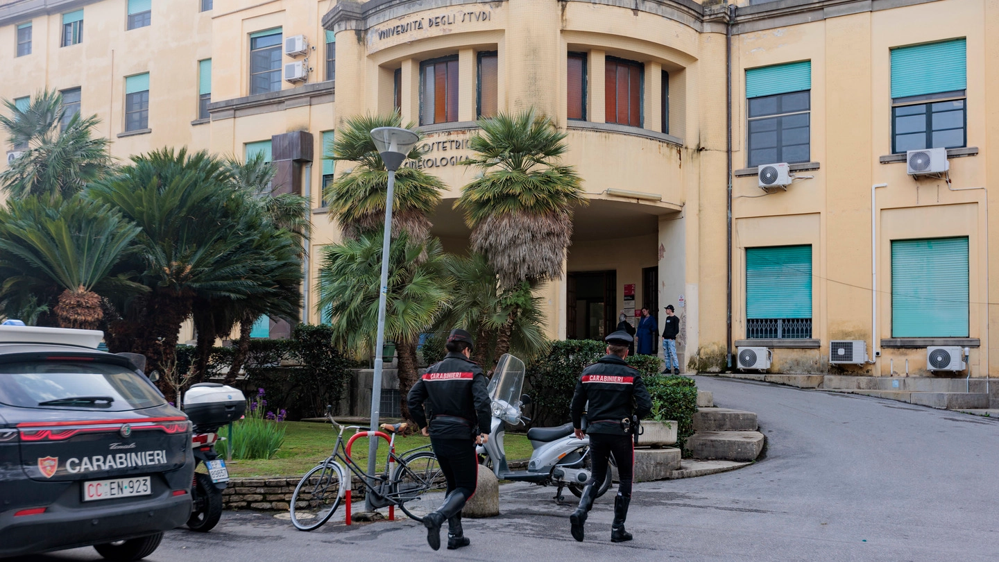 L’arrivo dei carabinieri mercoledì nel primissimo pomeriggio (foto Del Punta per Valtriani)