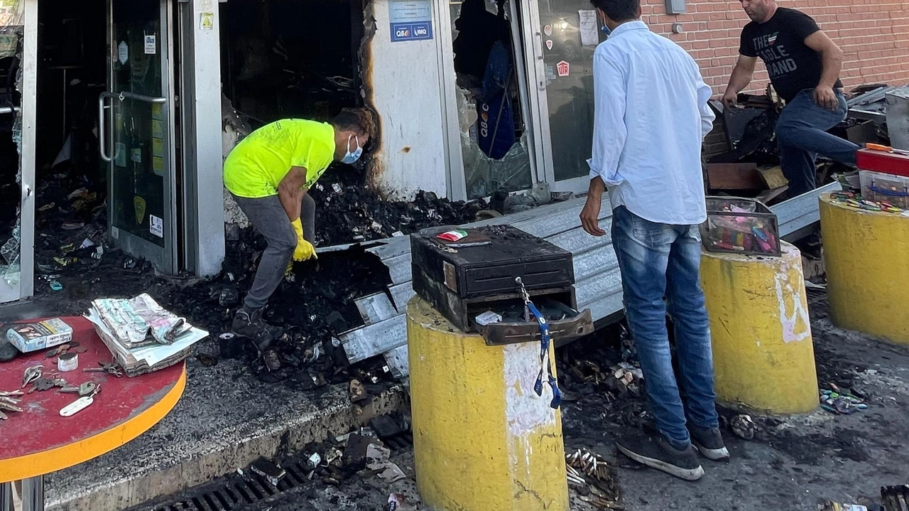 Dopo tre anni di attesa, il Caffè Le Rotonde a Montelupo Fiorentino riapre oggi, simbolo di rinascita dopo l'incendio del 2021. Gestito da Marco Matteuzzi e Antonella Andriani, il locale accoglie di nuovo clienti con una nuova miscela di caffè esclusiva per Montelupo.