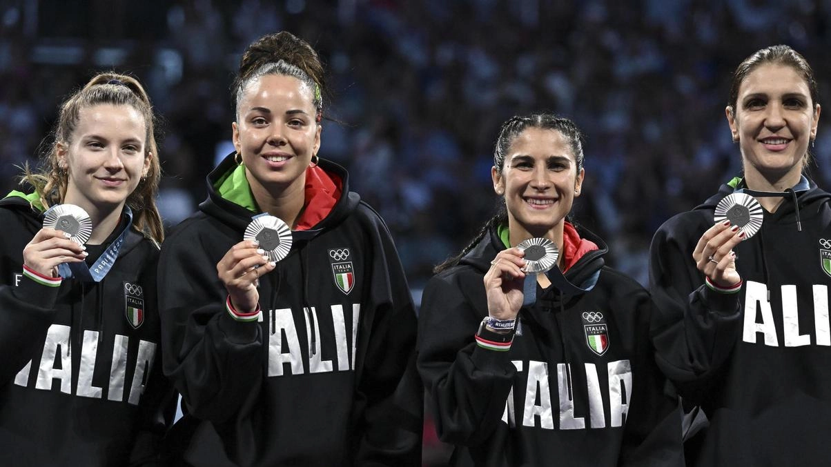 Alice Volpi con la medaglia d’argento sul podio assieme alle compagne di squadra