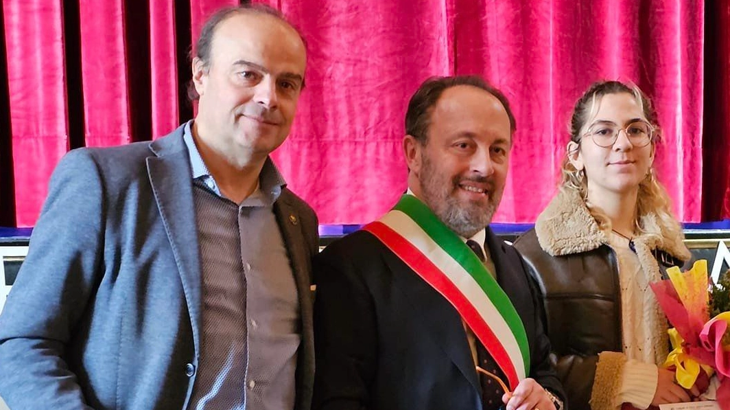 La consegna del premio "Egidio Capaccini" lo scorso 12 novembre, con Clarissa Burzi insieme al sindaco Claudio Marcelli e alla famiglia Bragagni Capaccini