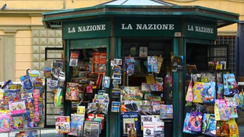 Un'edicola in una foto di repertorio. A Scandicci riapre un punto vendita giornali anche dopo l'interessamento della sindaca in seguito alla lettera di una cittadina