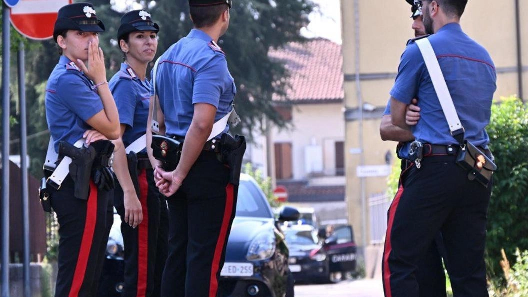 Due uomini denunciati per ricettazione in concorso a San Miniato: sorpresi dai carabinieri mentre scaricavano materiale rubato da una conceria dismessa. Materiale sequestrato in attesa di restituzione al legittimo proprietario.