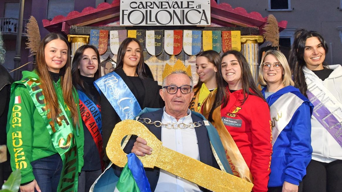 Le otto reginette del Carnevale di Follonica insieme a Re Carnevale nel giorno del suo arrivo nel Golfo