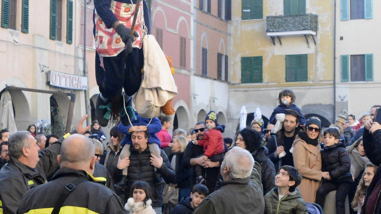 Oggi alle 15 la Befana del Co. mitato per la Vita decollerà a cavallo della scopa dal Palazzo della Provincia e atterrerà in piazza Dante con l’aiuto dei Vigili del fuoco