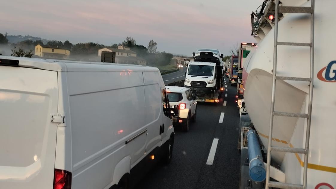 Caos in FiPiLi, strada chiusa e code chilometriche: incidente in direzione mare