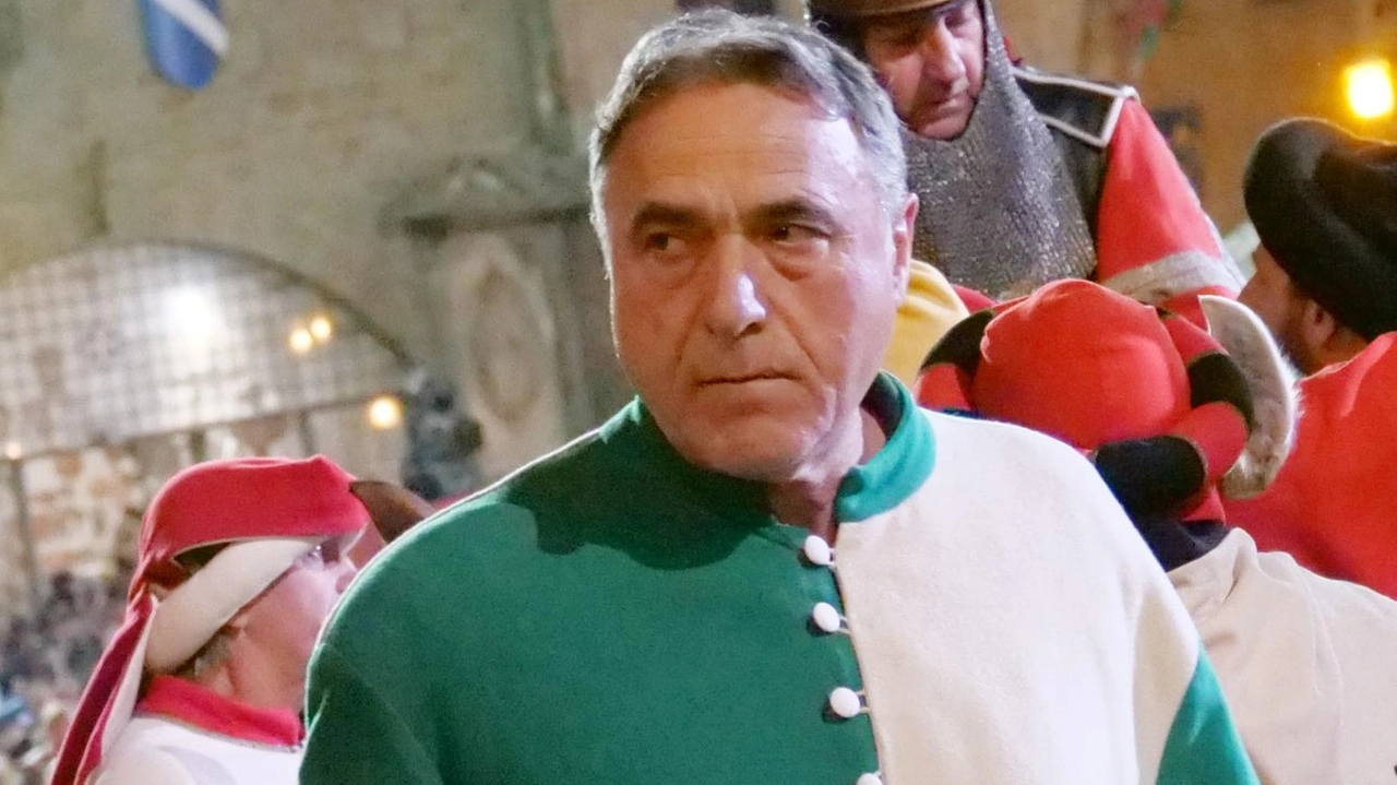 L’allenatore Martino Gianni, 67 anni, con il lucco biancoverde