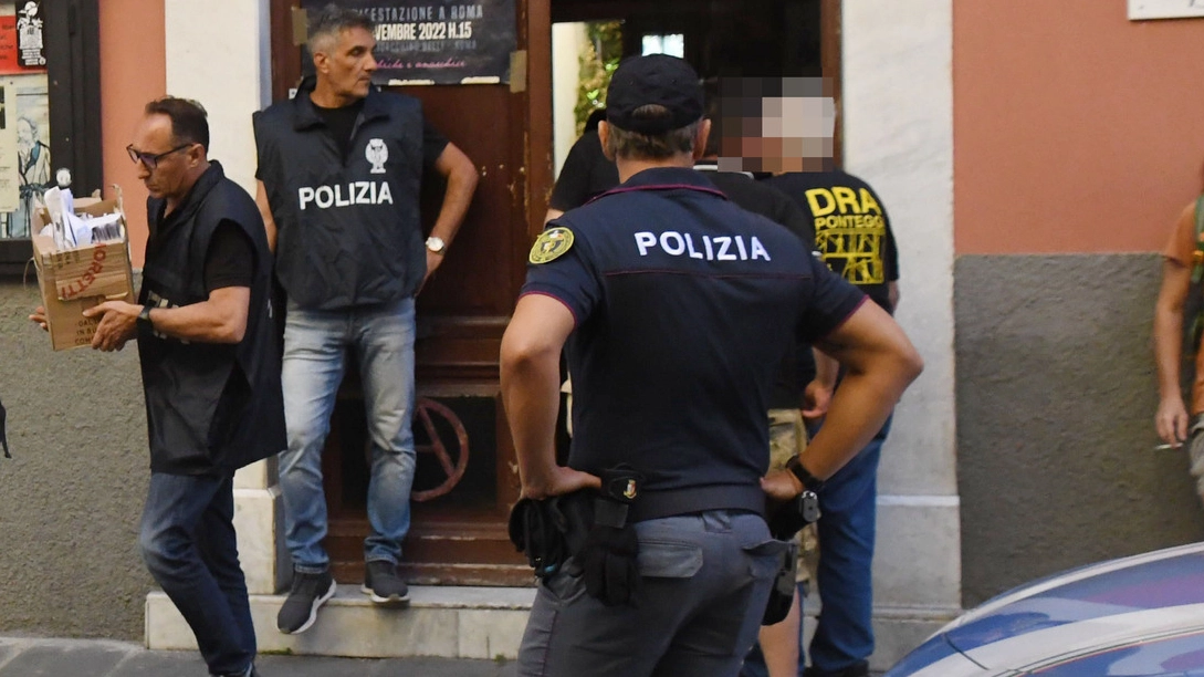 Gli agenti di polizia davanti al circolo Fiaschi di Carrara lo scorso agosto, dopo la perquisizione che è stata effettuata all’interno del locale in via VII Luglio